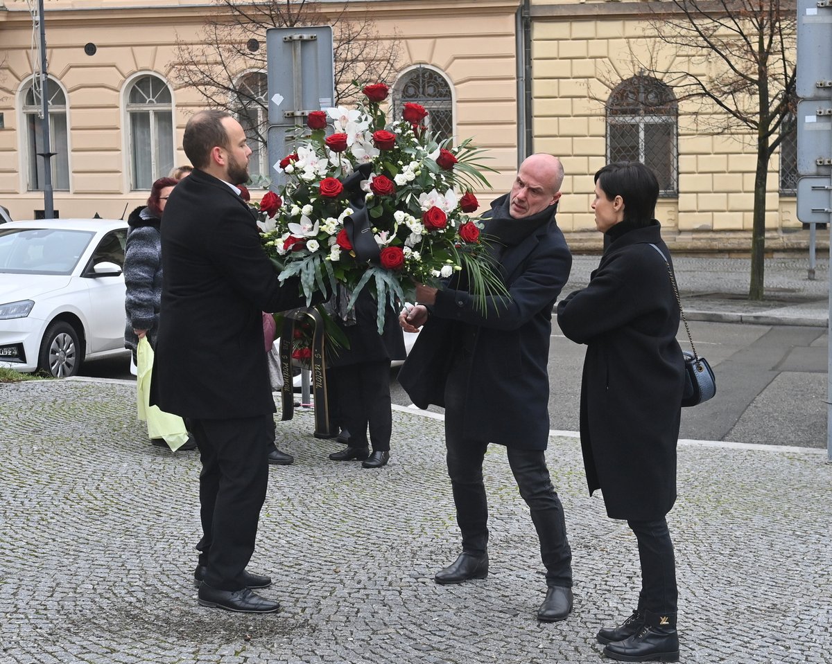 Martin Straka přichází na pohřeb otce Jaromíra Jágra