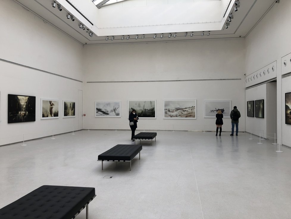 Interiér galerie Mánes nabízí velké prostory plné přirozeného světla díky skleněné střeše