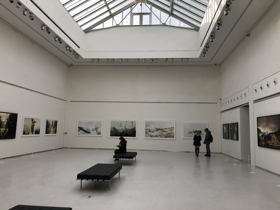 Interiér galerie Mánes nabízí velké prostory plné přirozeného světla díky skleněné střeše