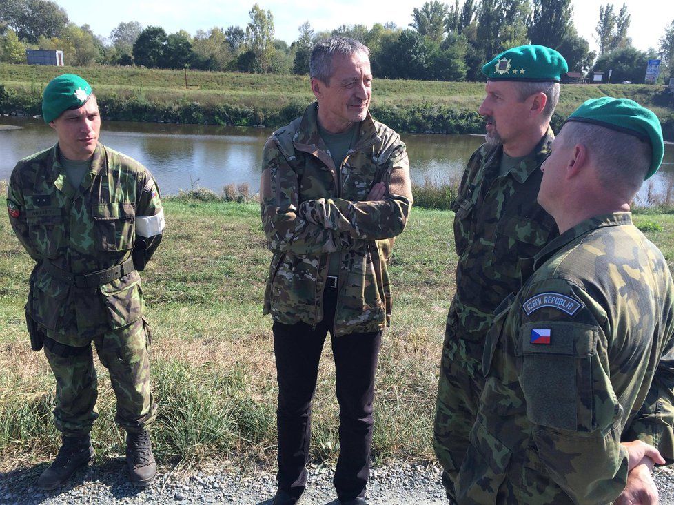 Ministr obrany Martin Stropnický s vojáky