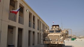 Návštěva Stropnického v Afghánistánu: Obrněné vozilo MRAP před ubytovnou českých vojáků v Bagrámu