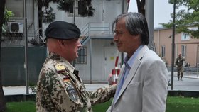 Návštěva Stropnického v Afghánistánu: Český ministr se zdraví se zástupcem velitele ISAF Carstenem Jacobsonem