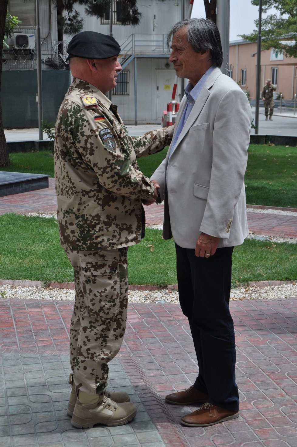 Návštěva Stropnického v Afghánistánu: Český ministr se zdraví se zástupcem velitele ISAF Carstenem Jacobsonem.