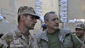 Ministr obrany Stropnický navštívil české vojáky pomáhající v Iráku pilotům bitevníků L-159.