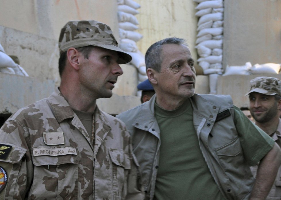 Ministr obrany Stropnický navštívil české vojáky pomáhající v Iráku pilotům bitevníků L-159