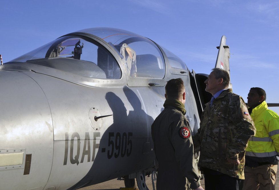 Ministr obrany Stropnický navštívil české vojáky pomáhající v Iráku pilotům bitevníků L-159