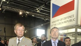 Ministr obrany Martin Stropnický a náčelník generálního štábu Bečvář na veletrhu obranné a bezpečnostní techniky IDET v Brně