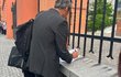 Veronika Žilková a Martin Stropnický podepsali rozvodové papíry před budovou soudu. Veronika Žilková a Martin Stropnický podepsali rozvodové papíry před budovou soudu.