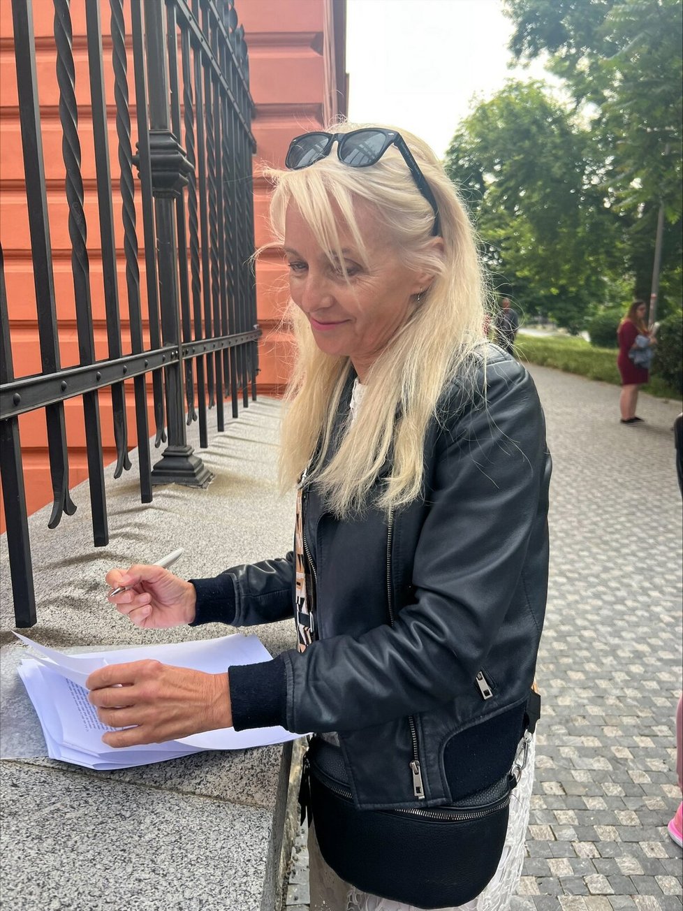 Veronika Žilková a Martin Stropnický podepsali rozvodové papíry před budovou soudu.