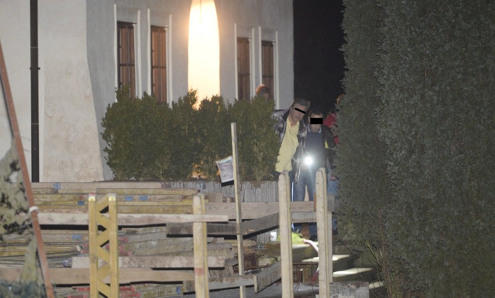 Policisté pátrali ve světle baterek po stopách, které u Ulčákovy vily zanechal pachatel.