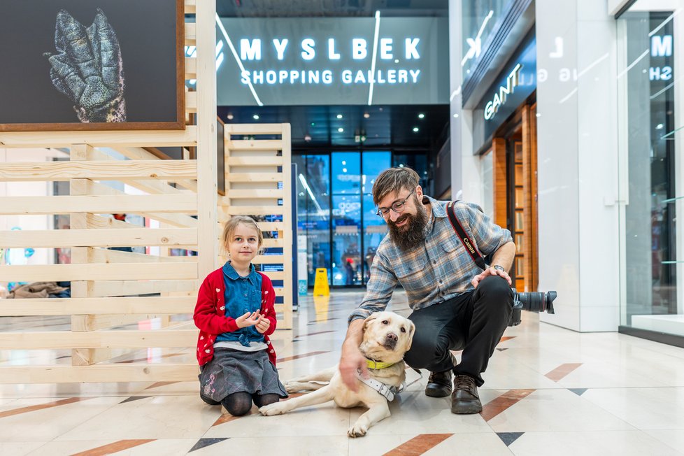 Výstava Doteky Afriky, přístupná zdarma do 30. března v pražské Nákupní galerii Myslbek, je prodejní. Výtěžek z vystavených snímků pomůže nadaci Vodicí psi srdcem...