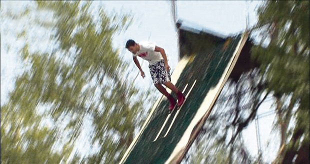 Martin Zach na lyžích skáče do vody