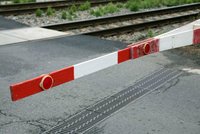 Děti hazardovaly na přejezdu v Jablonci: Chlapec vjel na koleje na červenou