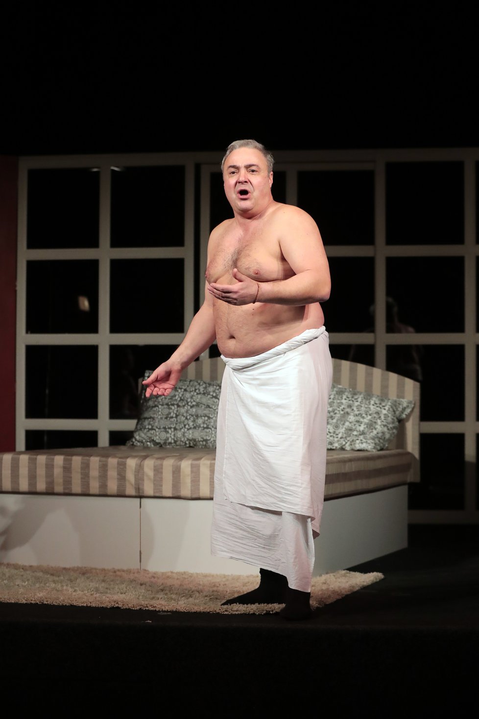 LEDEN 2019: V divadelní hře Dva nahatý chlapi mu přes prostěradlo přetékalo břicho.