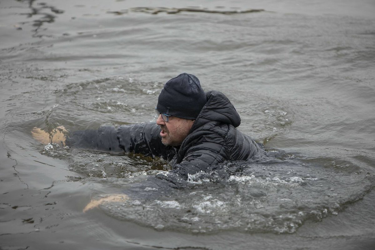 Herec statečně plave ve studené Vltavě.