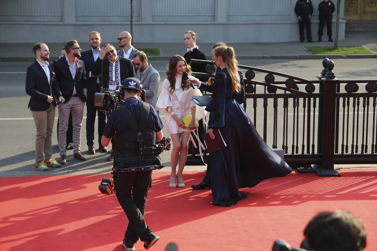 Martina Bárta přijíždí na generálku k semifinálovému přenosu.