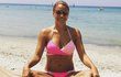 Manželka brankáře Petra Čecha relaxující na pláži Manželka brankáře Petra Čecha relaxující na pláži