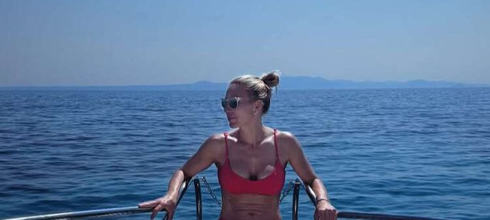Pastva pro oči mužů a objekt závisti žen. Martina a její fifi gura na přídi plavidla.