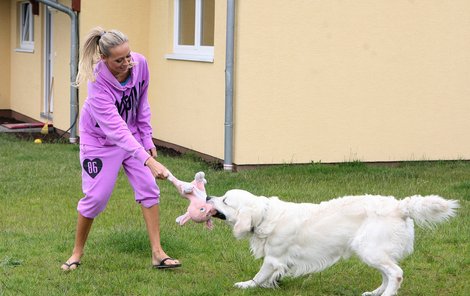 Martina dovádí se psem před domem, který bude konečně její.