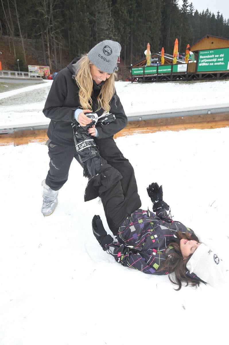 Martina s dcerou dováděly ve sněhu