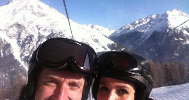 S přítelem Danem na horách těsně před tím, než ji srazil snowboardista