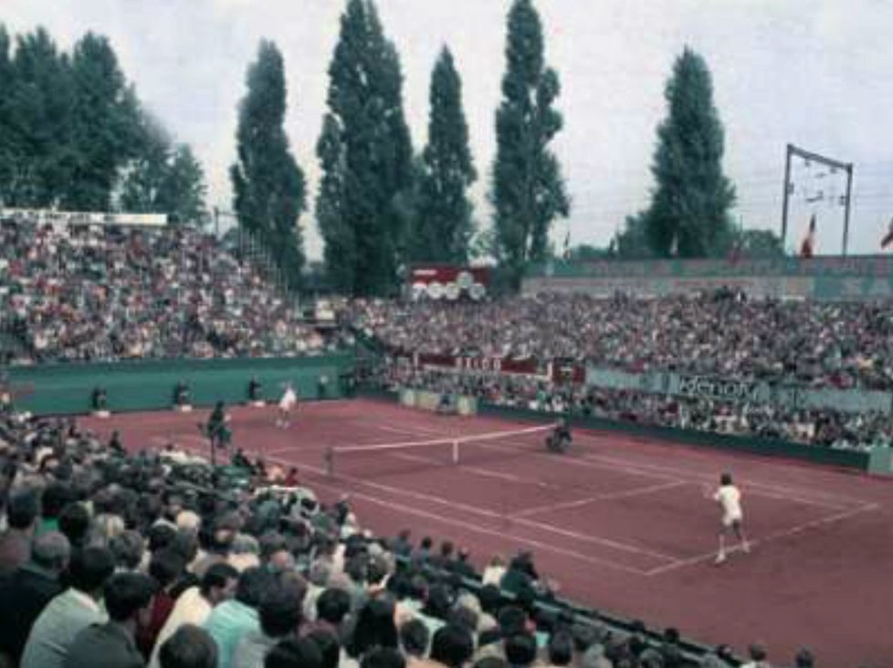 Stařičká Štvanice praskala v roce 1975 ve švech. To sem přijeli k semifinálové bitvě Davis Cupu Australané.