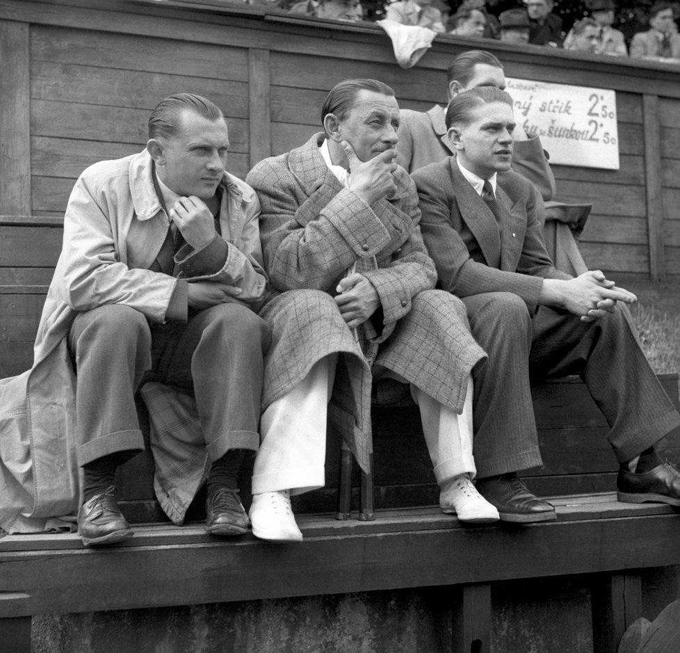 Praha 12. května 1939 - tenisové mistrovství Československa - zleva tenista Josef Síba a Vlasta Burian