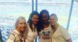 Martina Navrátilová, její manželka Julia Lemigová, Ngum Suh, sestra a manažerka hráče amerického fotbalu Ndamukonga Suha, a supermodelka Karolína Kurková na Miami Dolphins