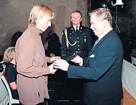 Říjen 1998 - Havel dekoruje medailí Za zásluhy tenistku Martinu Navrátilovou.