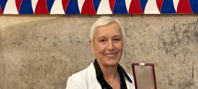 Martina Navrátilová pod státním znakem s heslem Pravda vítězí.