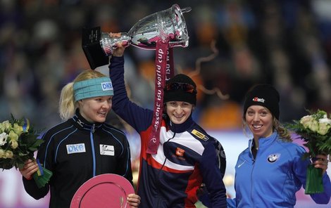 Martina Sáblíková se soupeřkami Beckertovou (vlevo) a Rookardovou.