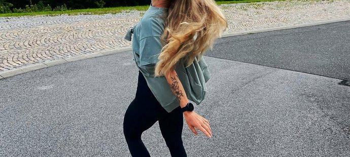 Stylová kérka Nikoly. Komu je asi věnována?