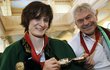 Jako medaile. Martina a její trenér Petr Novák ukazují misky na víno naučeným pohybem.