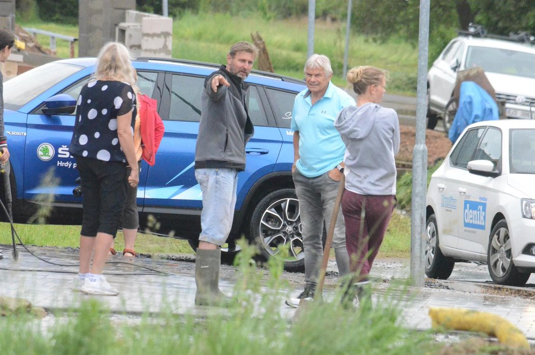 Trenér Petr Novák v neděli odpoledne už přijel s křížkem po funuse.