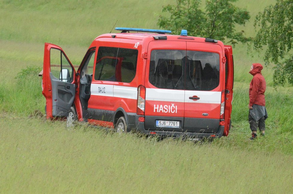 Za domem Martiny Sáblíkové ještě při příjezdu Blesku stály hasiči.