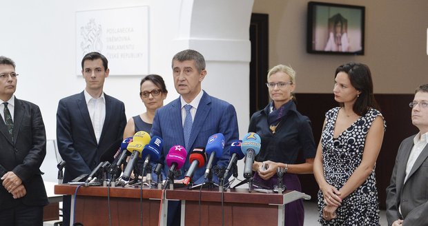 Babiš oficiálně představil kandidátku pro Prahu. Na snímku jsou (zleva) Michal Hašek, Petr Novotný, Adriana Krnáčová, Andrej Babiš, Martina Schopperová, Eliška Kaplicky a Patrik Nacher.