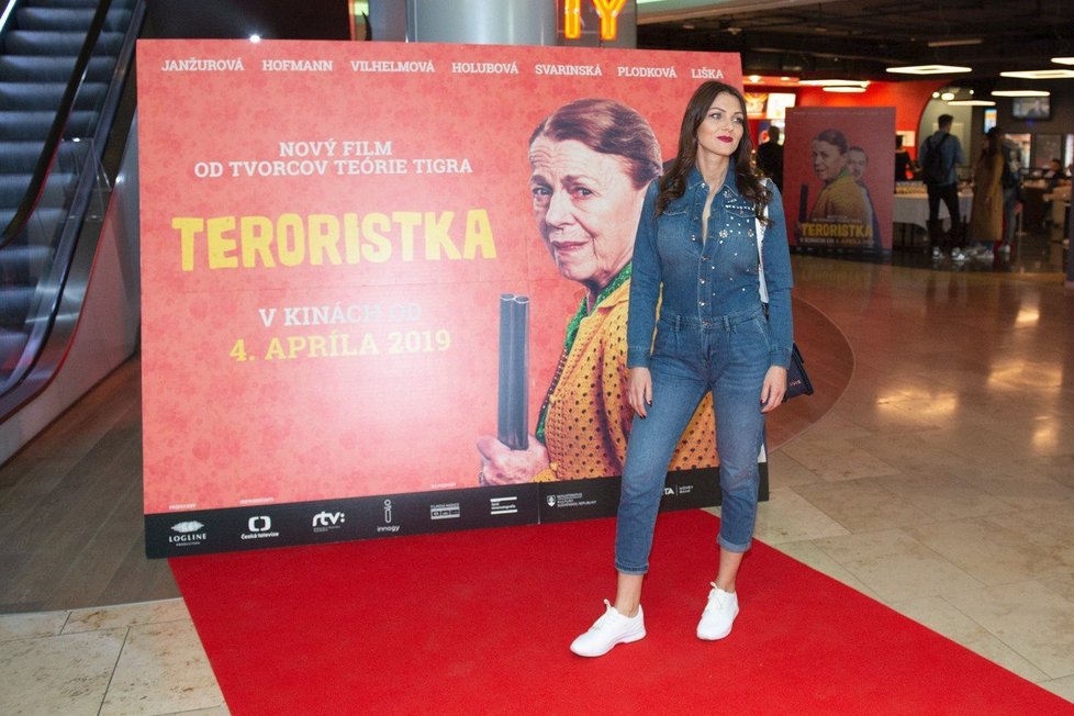 Martina Šindlerová na premiéře filmu Teroristka předvedla upravený výstřih