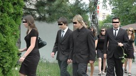 Pohřbu se zůčastnila asi stovka nejbližších přátel.