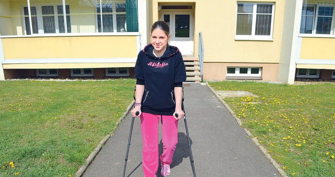 Martina rehabilitací získala jistější chůzi, na pravou nohu však nedošlápne a musí na její reoperaci
