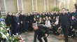 Legendární Vladimír martinec pokládá smuteční květinu před rakev s ostatky Adama Svobody