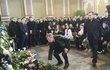 Legendární Vladimír martinec pokládá smuteční květinu před rakev s ostatky Adama Svobody