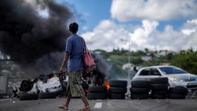 Při proticovidových protestech došlo na Martiniku ke střetům i k rabování (listopad 2021)