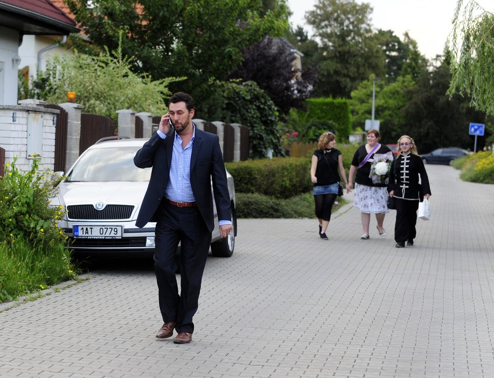 Martucci jde za svou milenkou, následuje ho skupina fanoušků, kteří Ivetě nesli květiny