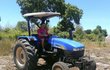 Traktorista: Za volantem traktoru zoral pole, které patří k centru pro hluchoněmé děti.