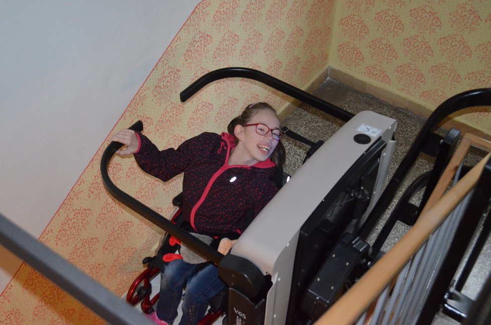 Venku se pohybuje v současnosti Maruška pouze na vozíku, do bytu ji vozí speciální plošina.