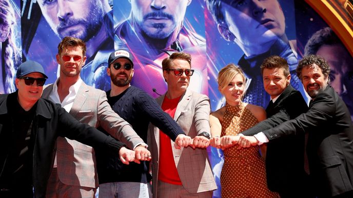 Kevin Feige (vlevo) s herci z filmu Avengers: Endgame