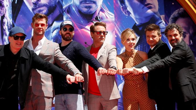 Kevin Feige (vlevo) s herci z filmu Avengers: Endgame Kevin Feige (vlevo) s herci z filmu Avengers: Endgame