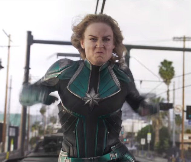 Příběh o pilotce, Carol Danvers (Brie Larson), která se díky kontaminaci s mimozemskou DNA stane superhrdinkou, bude zasazen do devadesátých let minulého století.