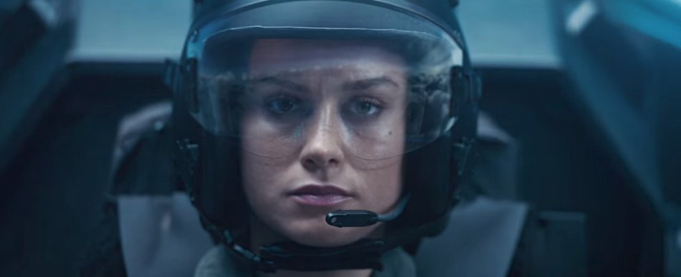 Příběh o pilotce, Carol Danvers (Brie Larson), která se díky kontaminaci s mimozemskou DNA stane superhrdinkou, bude zasazen do devadesátých let minulého století.