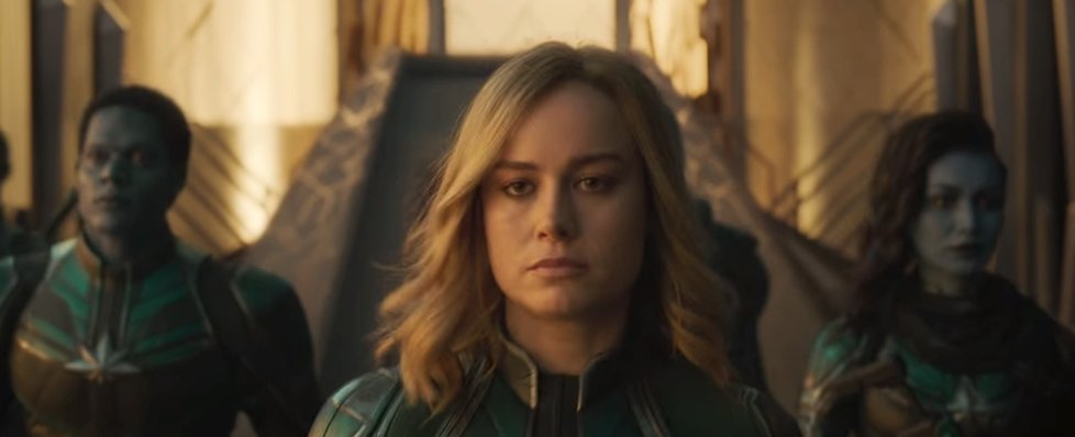 Příběh o pilotce, Carol Danvers (Brie Larson), která se díky kontaminaci s mimozemskou DNA stane superhrdinkou, bude zasazen do devadesátých let minulého století.